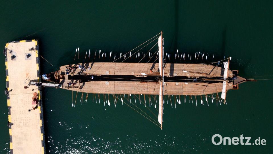 Mit ihrem Schiff schaffen es die Griechen um Odysseus unbeschadet an den Sirenen vorbei. (Symbolbild) Bild: Thanassis Stavrakis/AP/dpa