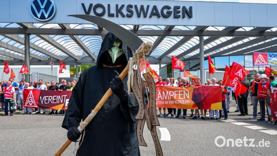Bei VW wird um Sparpläne gerungen. Bild: Jan Woitas/dpa