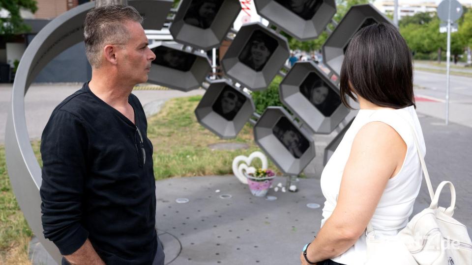 Sibel (r) und Hasan (l) Leyla haben bei dem rassistischen Anschlag ihren Sohn Can verloren. Bild: Sven Hoppe/dpa