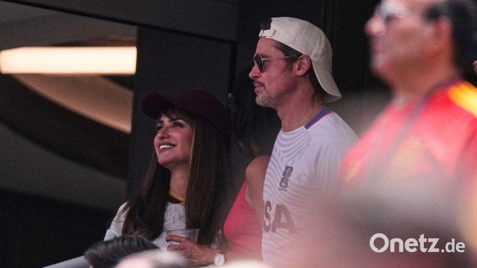 Zwei der zahlreichen Promis im Stadion: Penelope Cruz und Brad Pitt. Bild: Mark J. Terrill/AP/dpa