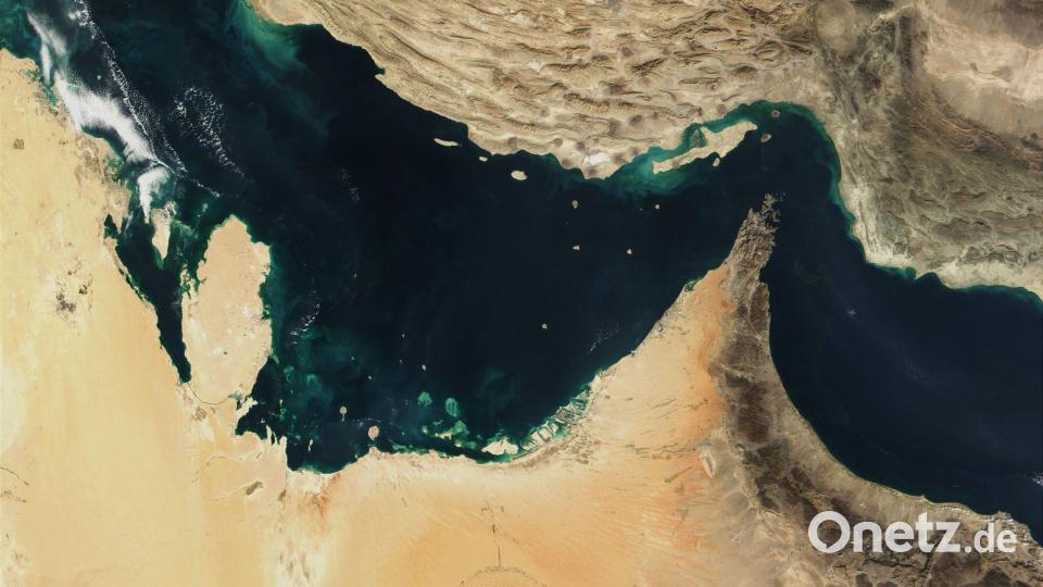 Die Schifffahrt durch die Straße von Hormus ist Berichten zufolge wieder zurückgegangen. (Archivbild) Bild: -/The Visible Earth/NASA/dpa