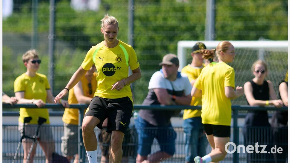 Hunderte Fans verfolgten den ersten Auftritt von Alexandra Popp im BVB-Trikot. Bild: Bernd Thissen/dpa