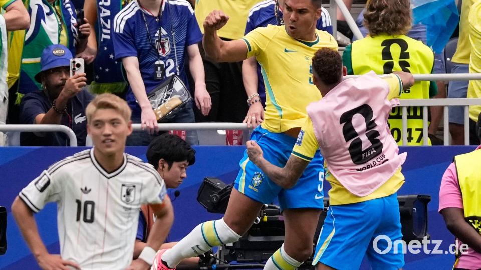 Bundesliga-Profi Ritsu Doan (l) enttäuschte mit Japan. (Archivbild) Bild: David J. Phillip/AP/dpa