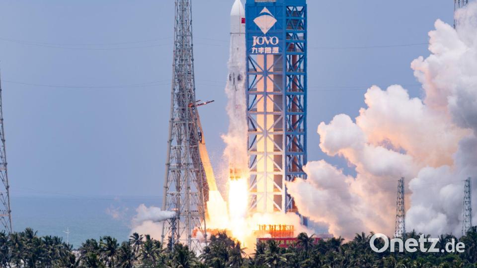 Die Trägerrakete startete vom Weltraumbahnhof und brachte einen Satelliten ins All. Bild: Yang Guanyu/XinHua/dpa
