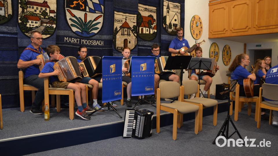 Die Musikschüler wurden immer wieder mit großem Applaus belohnt. Bild: Peter Garreiss