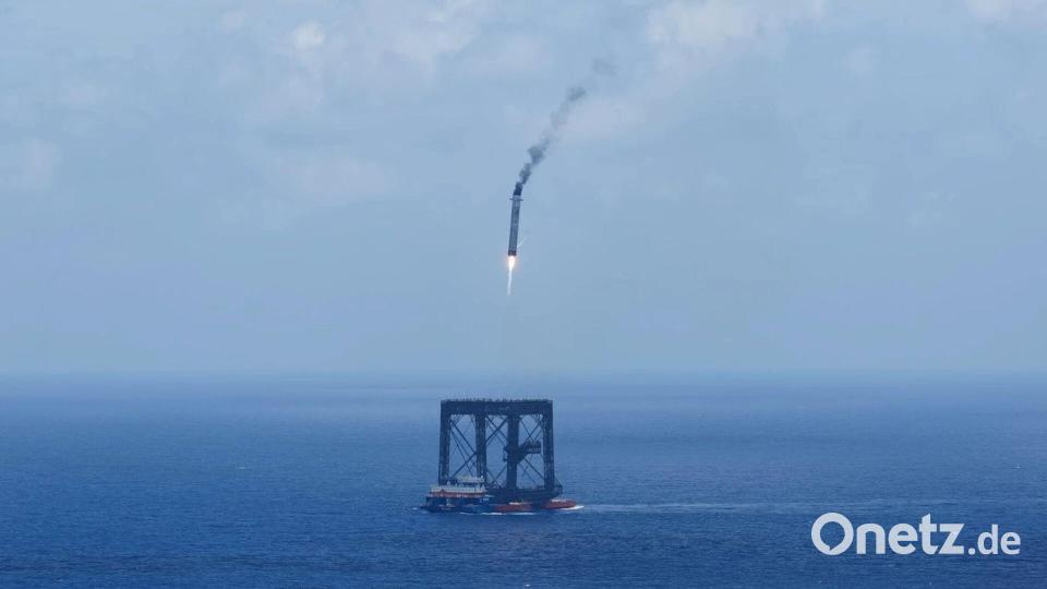 Auf dem Meer wird eine Stufe der neuen Rakete „Langer Marsch 10B“ aufgefangen. Bild: Xing Guangli/XinHua/dpa