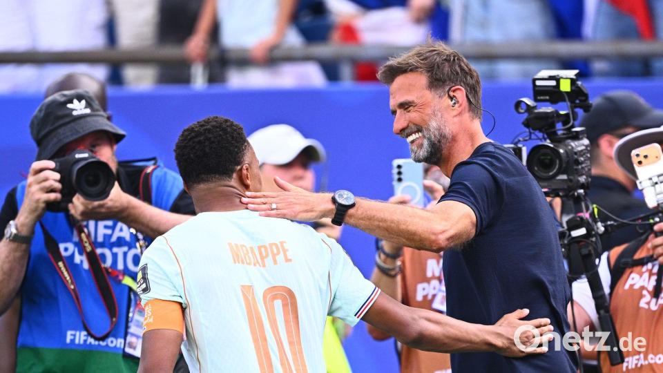Kylian Mbappé (l.) und der designierte Bundestrainer Jürgen Klopp. Bild: Tom Weller/dpa