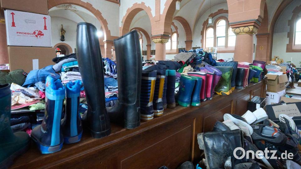 Auch Gummistiefel für Kinder gehörten zu den benötigten Hilfsgütern nach der Flut. (Archivbild) Bild: Thomas Frey/dpa