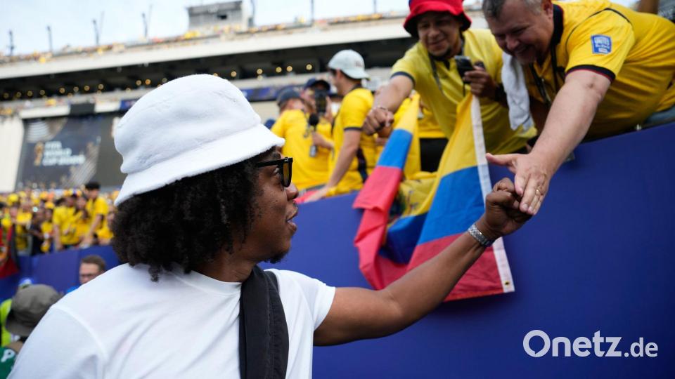 Rapper Jay-Z mit ecuadorianischen Fans. (Archivbild) Bild: Matt Slocum/AP/dpa