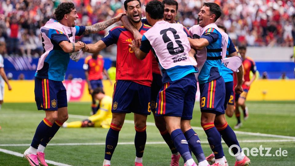 Spaniens Held des Abends: Mikel Merino (2. v. l.) Bild: Mark J. Terrill/AP/dpa
