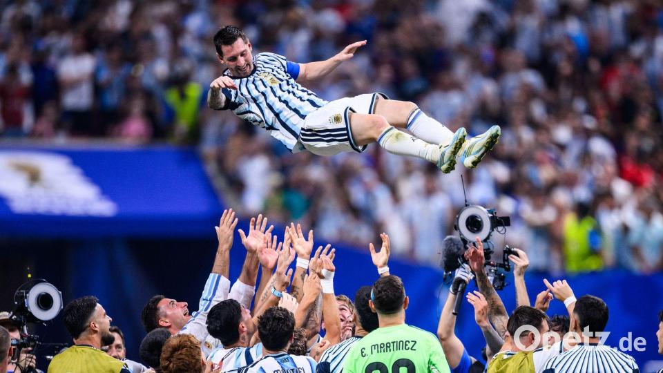 Messi wird von seinen Teamkollegen gefeiert - gelingt ihm gegen die Schweiz der nächste Gala-Auftritt? Bild: Tom Weller/dpa