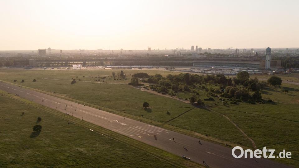 Große Freiflächen wie das Tempelhofer Feld in Berlin sind super fürs Stadtklima. (Archivbild) Bild: Sebastian Gollnow/dpa