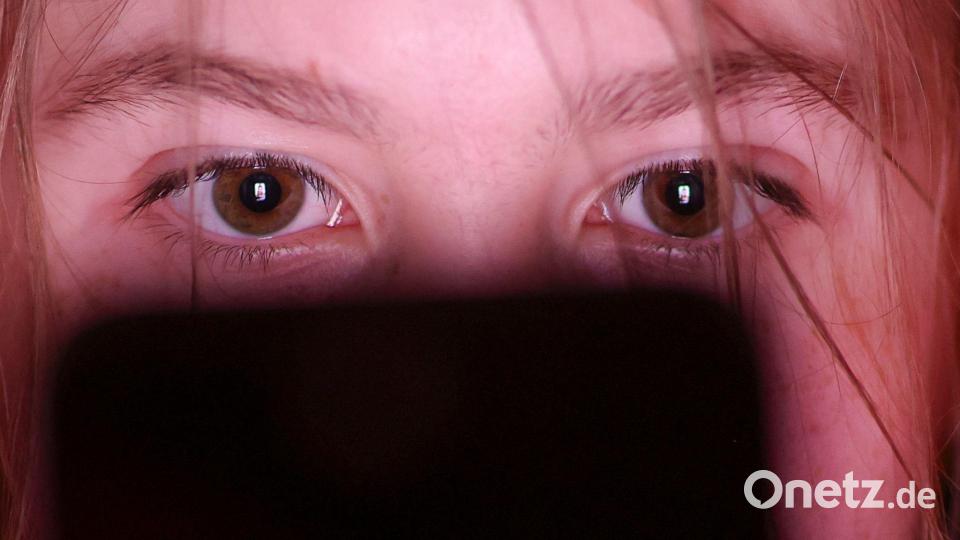 Über die Auswirkungen von Social Media auf Kinder und Jugendliche wird in der EU seit Monaten viel diskutiert. (Symbolbild) Bild: Jan Woitas/dpa