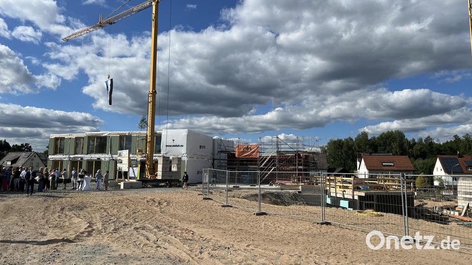 Die ersten Gebäude stehen. Schon Mitte 2027 soll das Alia-Projekt fertiggestellt sein. Bild: juh