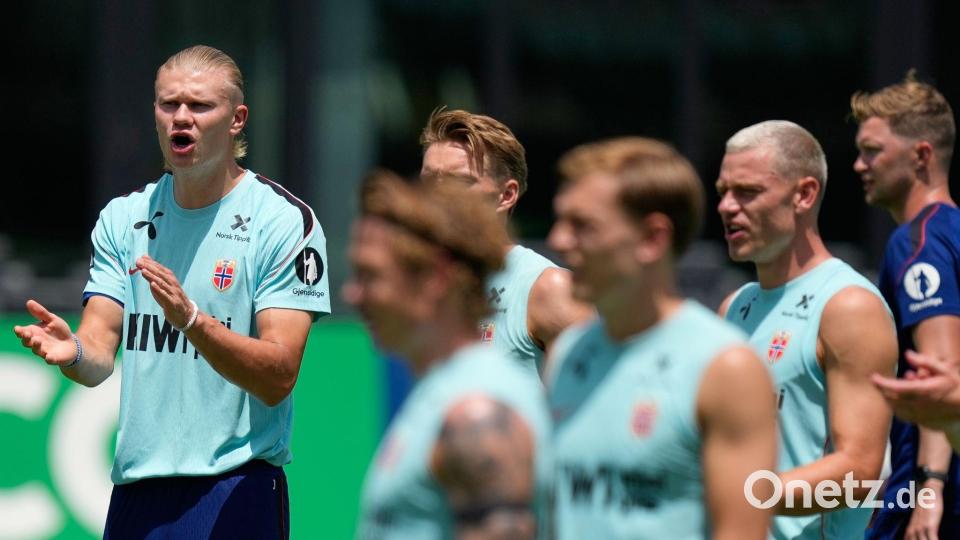 Anführer: Haaland (l.) beim Training mit den Kollegen. Bild: Rebecca Blackwell/AP/dpa