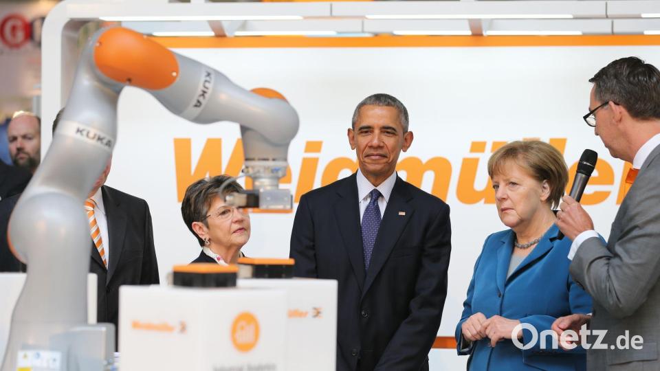 Kurz vor der Midea-Übernahme 2016 ließen sich Bundeskanzlerin Angela Merkel und US-Präsident Barack Obama auf der Hannover Messe Kuka-Roboter vorführen. (Archivbild) Bild: picture alliance / dpa