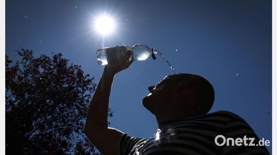 Zeitz für eine Abkühlung: Ein Mann schüttet sich im bayerischen Kaufbeuren Wasser auf den Kopf. Bild: Karl-Josef Hildenbrand/dpa
