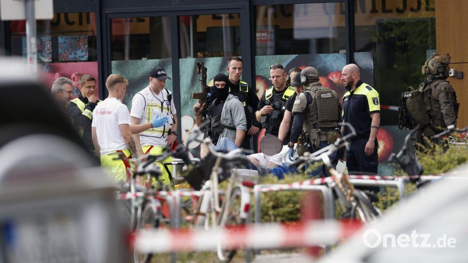 Die Polizei hat eine Geiselnahme in einem Berliner Supermarkt beendet. Bild: Carsten Koall/dpa
