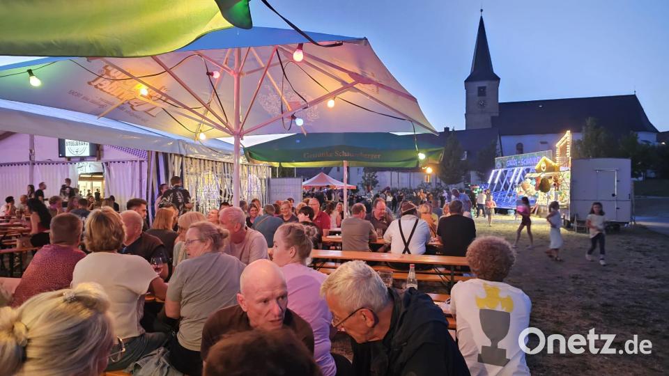 Sommerabend, Festzelt und Kirmesflair: Der Bürgerpark ist am Freitagabend bestens besucht. Die Plattenparty bildet den gelungenen Auftakt zum Jubiläumswochenende der Freiwilligen Feuerwehr Krummennaab. Bild: Verena Schieder