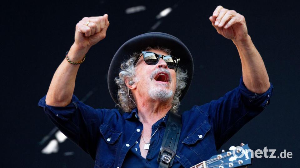 Der Musiker Wolfgang Niedecken steht bei einem Konzert der Rockgruppe BAP zum 50-jährigen Bestehen der Band im Rheinenergiestadion auf der Bühne. Bild: Henning Kaiser/dpa