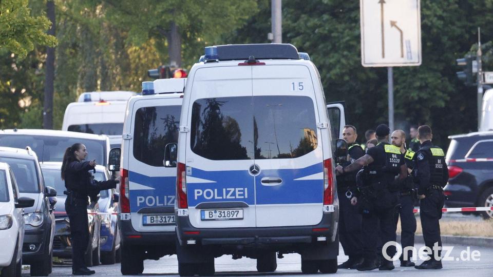 Die Polizei ist in der Nähe einer Geiselnahme in einem Supermarkt im Einsatz. Bild: Carsten Koall/dpa