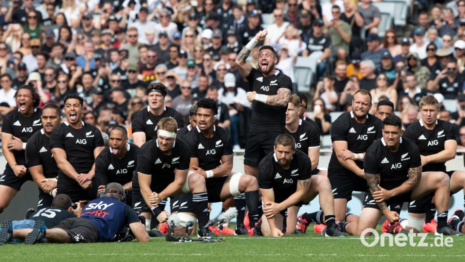 Auch beim traditionellen Haka-Tanz der Neuseeländer vor dem Spiel durfte Segner erstmals mitmachen. (Archivbild) Bild: Mark Baker/AP/dpa