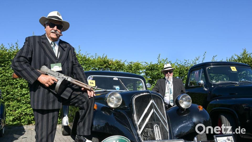 Verkleidete Teilnehmer stehen an einem alten Citroen Traction Avant bei einem Oldtimertreffen in Dessau. Bild: Heiko Rebsch/dpa