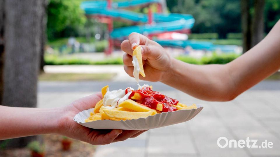Pommes sind nirgends so lecker wie am Schwimmbadkiosk. (Archivbild) Bild: Christoph Soeder/dpa