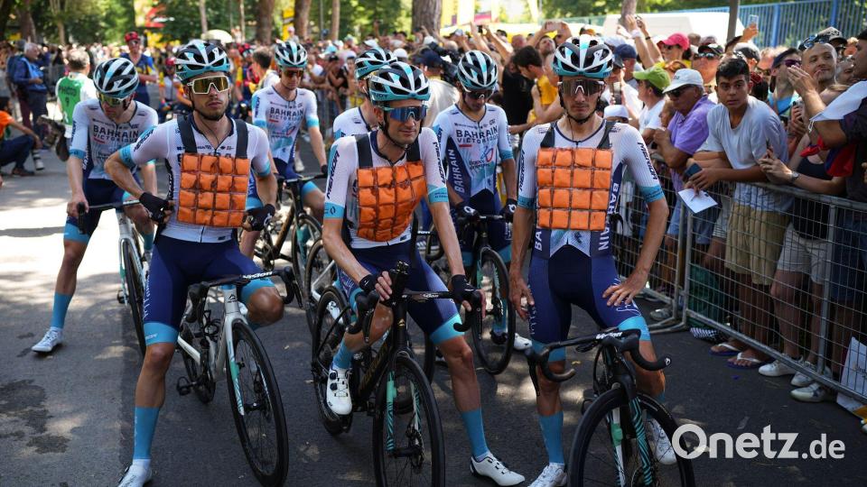 Fahrer des Bauhaus-Teams mit einer Kühlweste bei der Tour de France im Jahr 2024. (Archivbild) Bild: Daniel Cole/AP/dpa