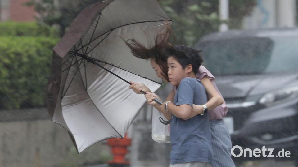 Der Taifun „Bavi“ sorgt in Taiwan für stürmischen Wind und Regen. Bild: Chiang Ying-ying/AP/dpa
