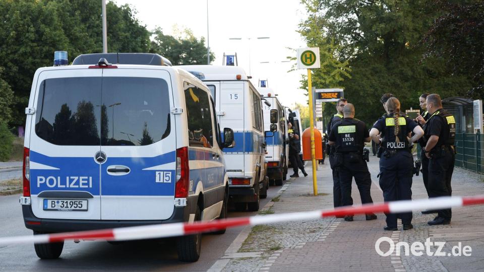 Polizisten sind in der Nähe einer Geiselnahme in einem Supermarkt im Einsatz. Bild: Carsten Koall/dpa