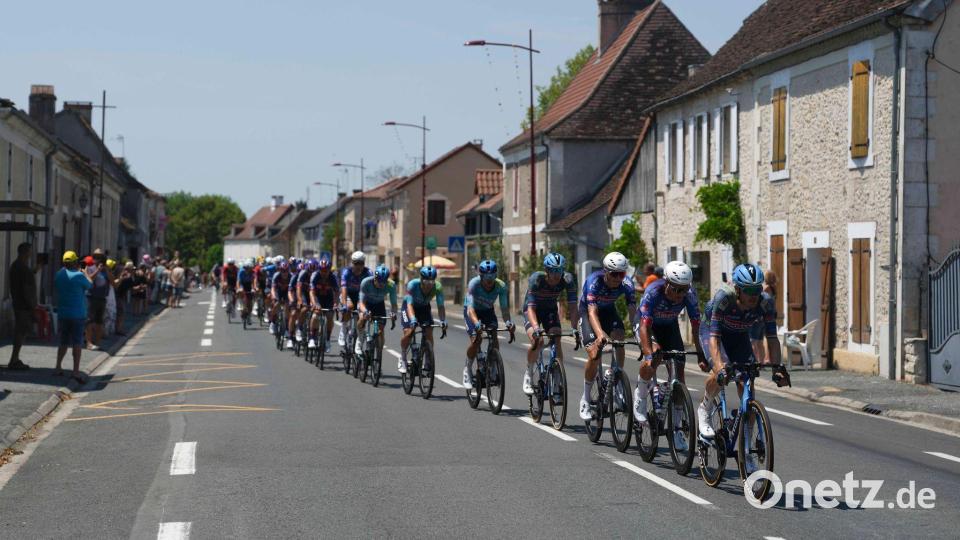 Die Radprofis bei der Tour de France. Bild: Thibault Camus/AP/dpa
