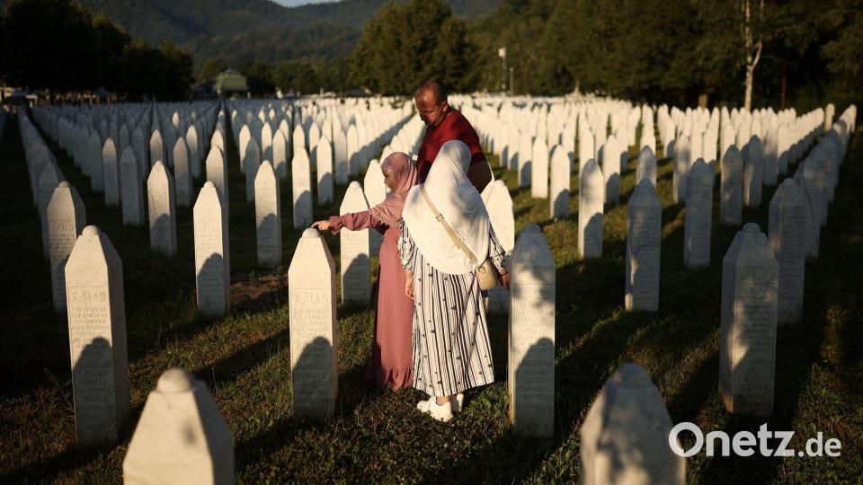 Angehörige von Opfern trauern am Jahrestag des Völkermords von Srebrenica. Bild: Armin Durgut/AP/dpa