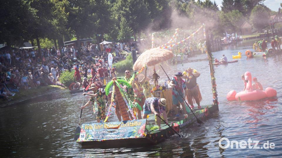 Die Teilnehmerinnen und Teilnehmer der traditionellen Badewannenrallye stellten sich sowohl der Wertung der Besucher als auch einer Jury. Bild: Philip Dulian/dpa