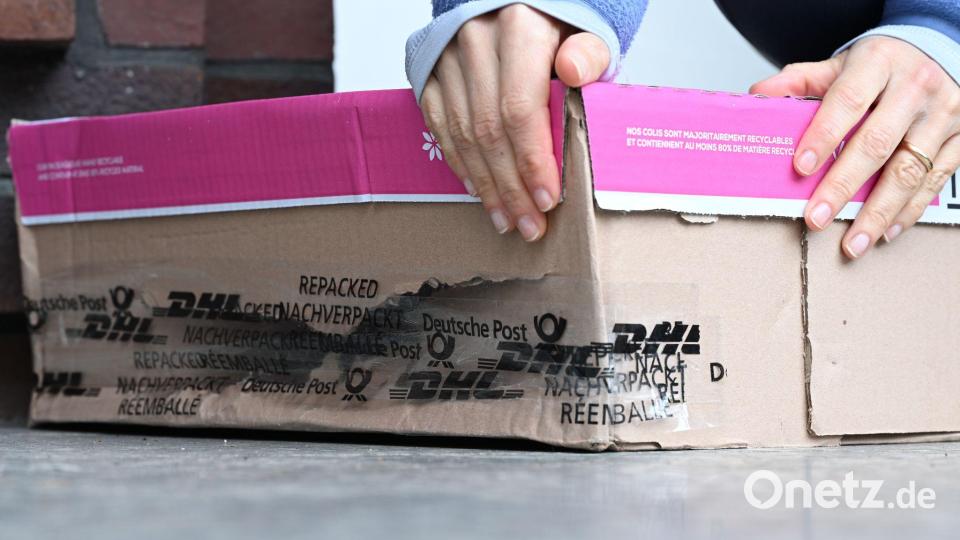 Da ging etwas schief: Ein aufgerissenes Paket vor einer Haustür. (Archivbild) Bild: Wolf von Dewitz/dpa