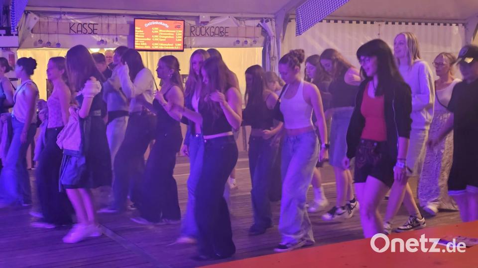 Gemeinsam im Takt: Beim „Cupid Shuffle“ füllt sich die Tanzfläche im Festzelt schlagartig. Die Plattenparty zum 130-jährigen Gründungsfest der Freiwilligen Feuerwehr Krummennaab begeistert Besucher aller Generationen. Bild: Verena Schieder