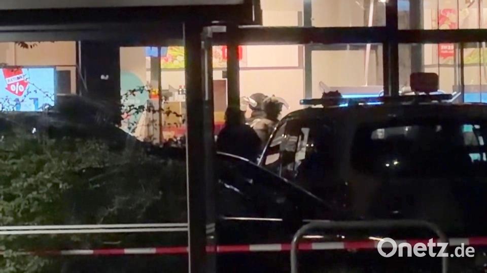 Der Supermarkt ist großräumig abgesperrt. Bild: Marco Porzig/dpa