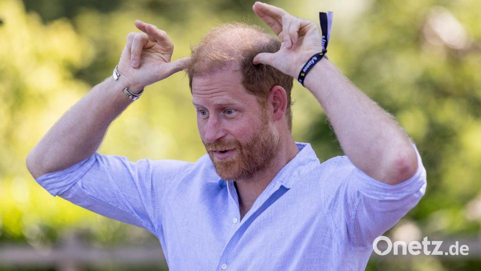 Ziegen-Yoga Royal: Prinz Harry zu Besuch in Großbritannien Bild: Heathcliff O'malley/Daily Telegr/PA Wire/dpa