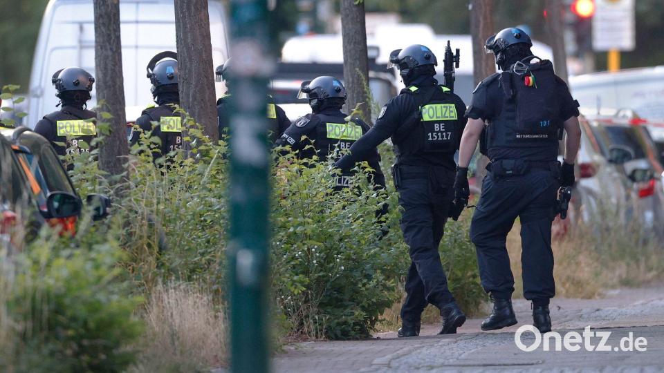 Polizisten sind in der Nähe von einem Supermarkt im Einsatz. Bild: Carsten Koall/dpa
