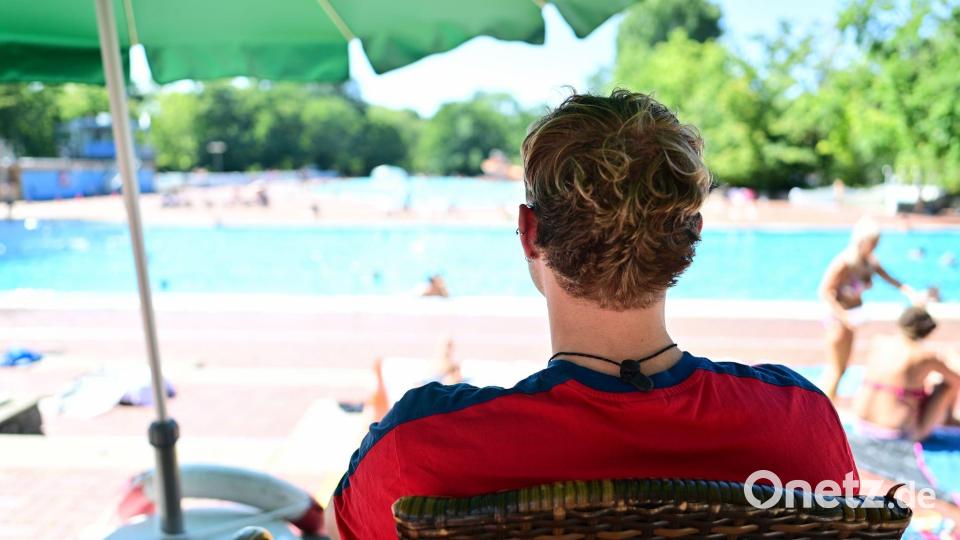 Immer wachsam: Der Bademeister. (Archivbild) Bild: Sebastian Christoph Gollnow/dpa