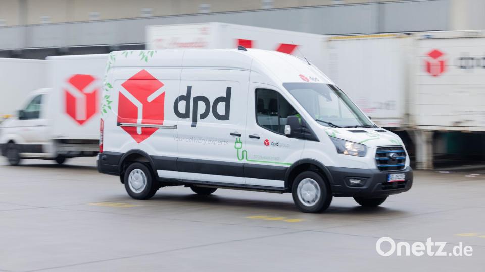 Nicht nur die gelb-roten DHL-Transporter sind omnipräsent in Deutschlands Städten, sondern auch die weiß-roten Transporter vom Wettbewerber DPD. (Archivbild) Bild: Rolf Vennenbernd/dpa