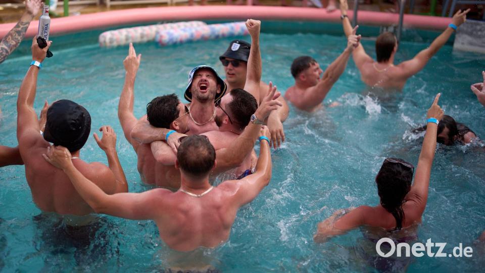 Englische Fußballfans singen zur Musik mit, während sie am Vorabend ihres Viertelfinalspiels im „The Clevelander“ am Ocean Drive in Miami baden. Bild: Rebecca Blackwell/AP/dpa
