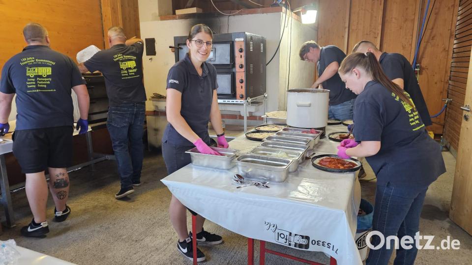 Teamarbeit, die schmeckt: Die Freiwilligen der Feuerwehr Krummennaab sorgen mit frisch gebackenen Pizzen für einen gelungenen kulinarischen Auftakt des Festwochenendes zum 130-jährigen Bestehen. Bild: Verena Schieder