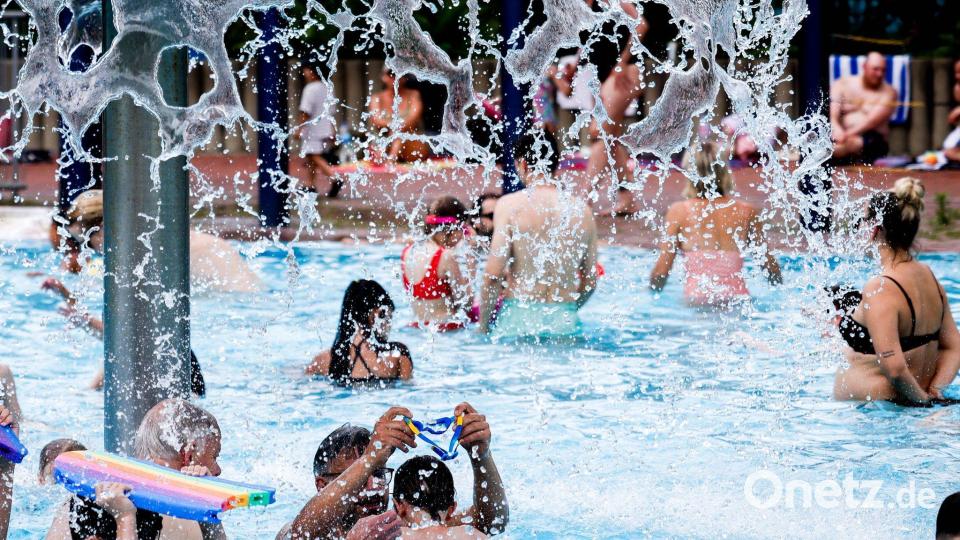 Die beste Abkühlung bei Hitzegraden: Freibad-Besuch. (Archivbild) Bild: Carsten Koall/dpa