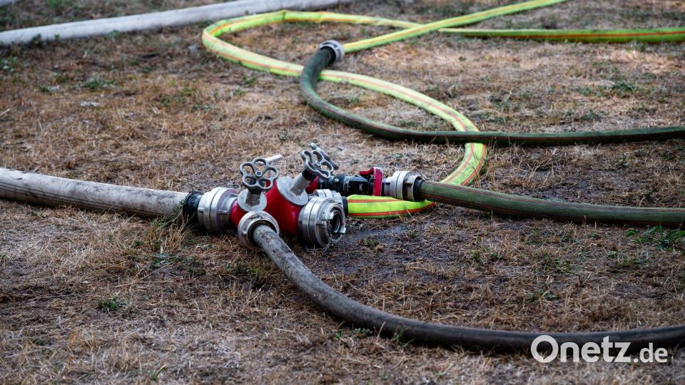 Löschwasser wurde auch aus dem Dutzendteich gepumpt. Bild: dvo/dpa