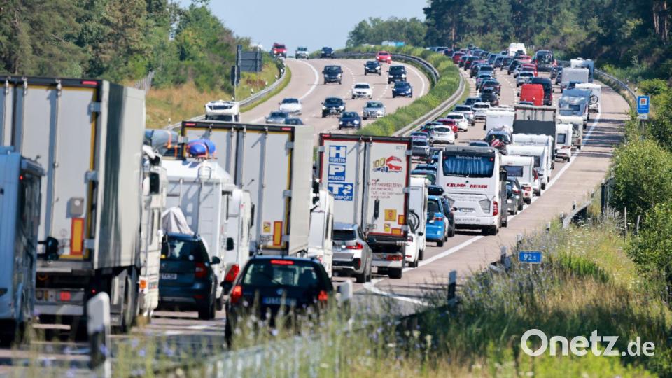 Alle Jahre wieder zur Ferienzeit: Auf der A7 zwischen dem Dreieck Walsrode und der Anschlussstelle Bad Fallingbostel staut sich der Reiseverkehr. Bild: Christian Butt/dpa