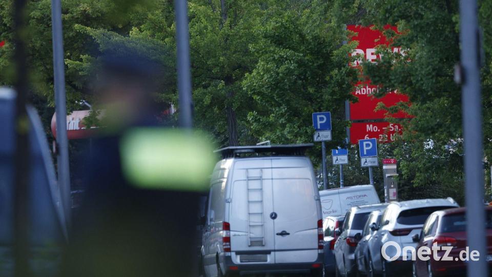 Der Supermarkt ist großräumig abgesperrt. Bild: Carsten Koall/dpa