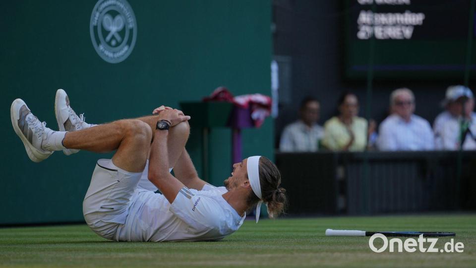Alexander Zverev stürzte im Finale gegen Jannik Sinner. Bild: Kin Cheung/AP/dpa