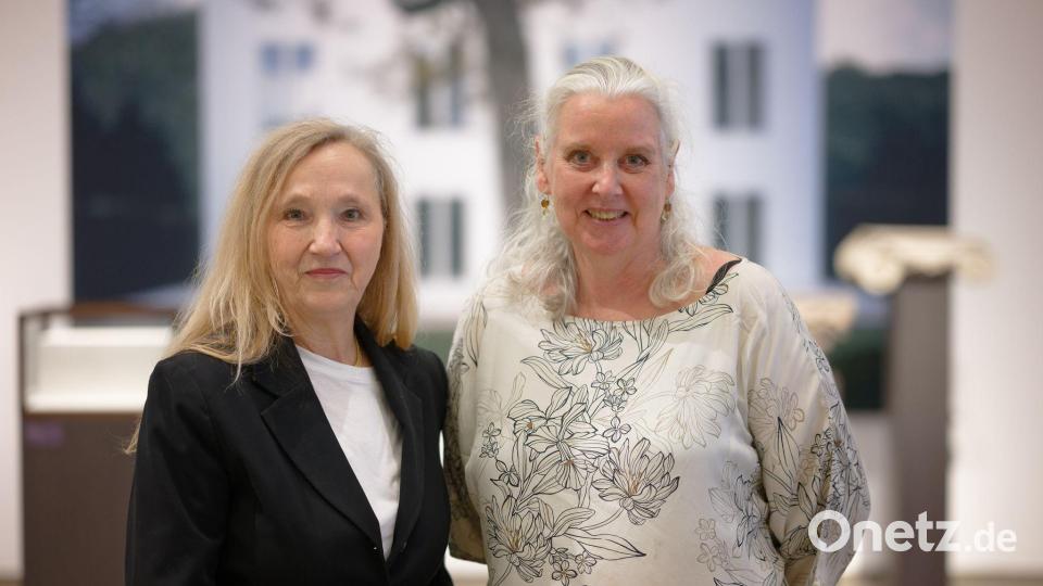 Anja Sieber-Albers (links) und Sophia Ungers sind die Kuratorinnen der Ausstellung „O.M. Ungers - Architektur als Idee“ im Museum für angewandte Kunst Köln (MAKK). Bild: Henning Kaiser/dpa