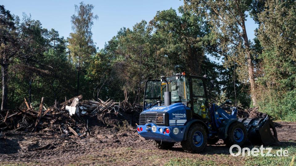 Nach dem Feuer muss aufgeräumt werden. Bild: dvo/dpa